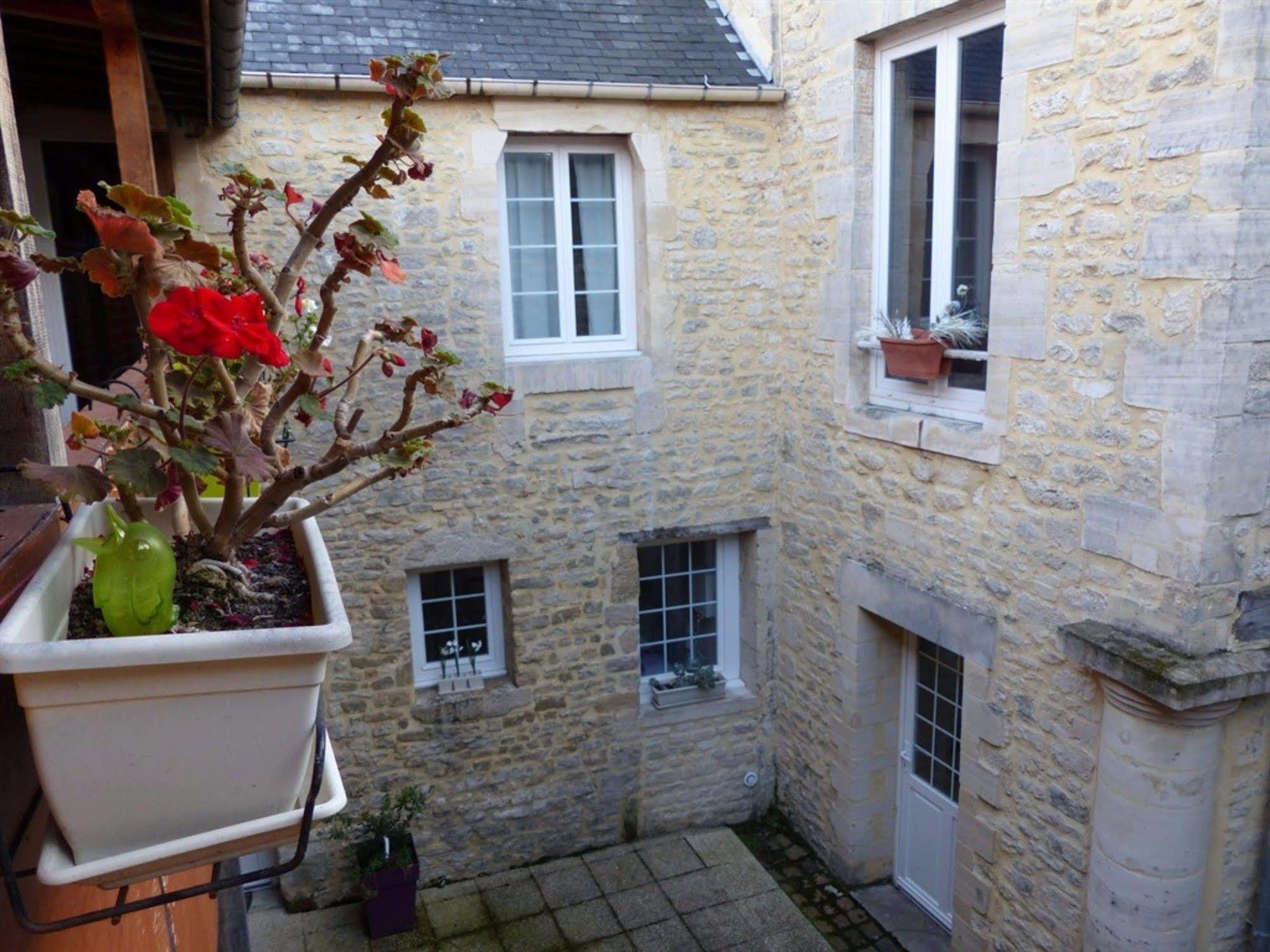 Chambre D'Hotes Logis De Saint Jean Bayeux Luaran gambar